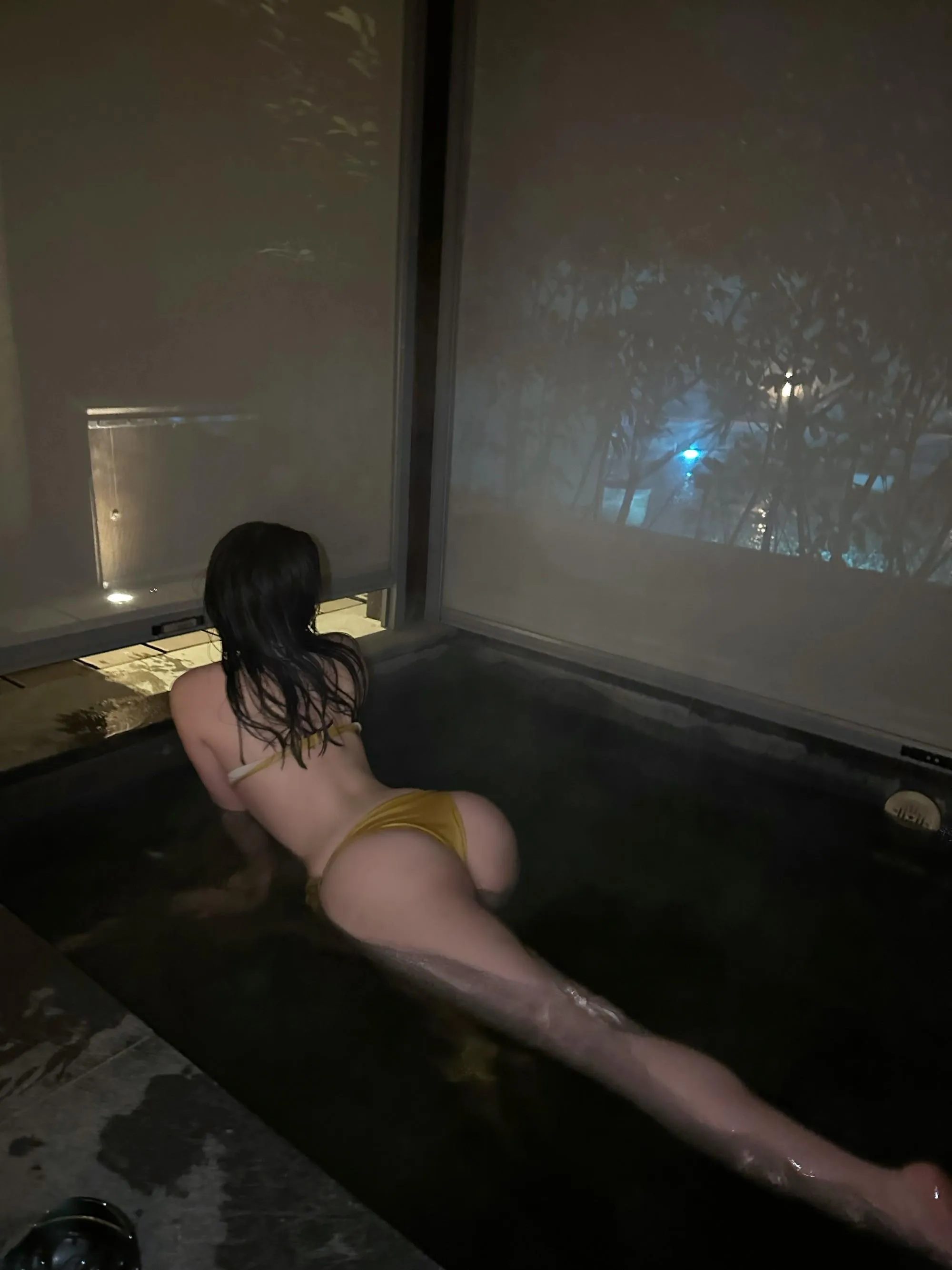 NO.008 奶宝妹纸 – 微密圈系列  夜晚的泳池 [24P]插图7